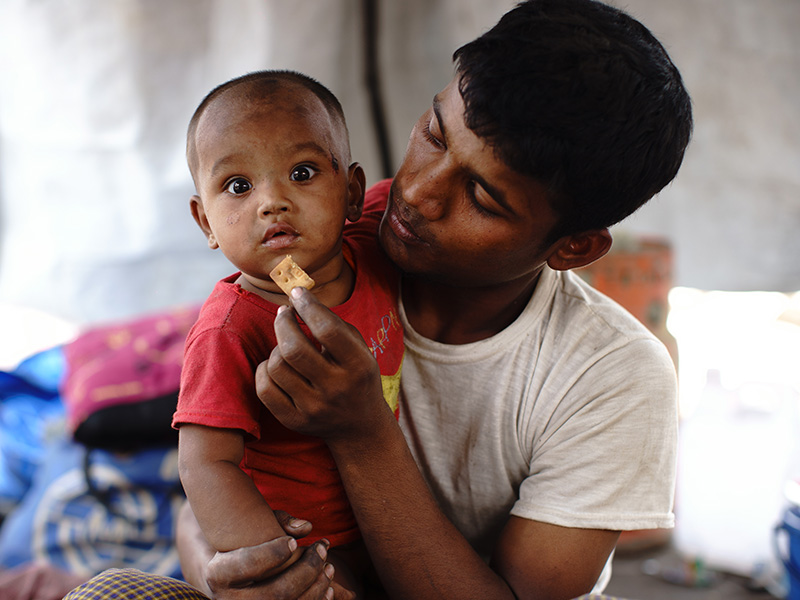 Man feeding a child a cracker (photo)