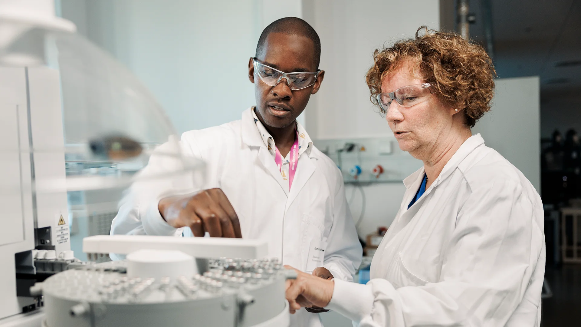 A man and a woman analysing in the laboratory (photo)