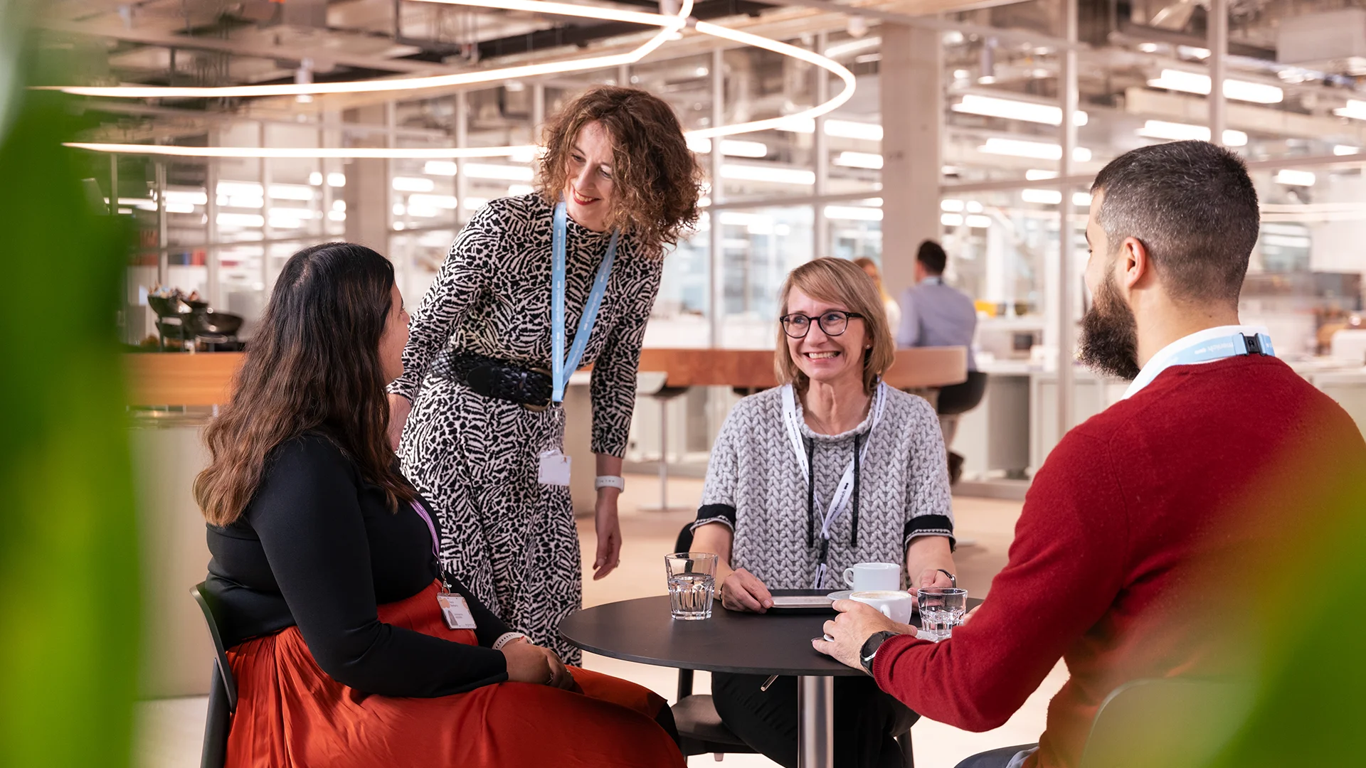 People interacting in the office (photo)