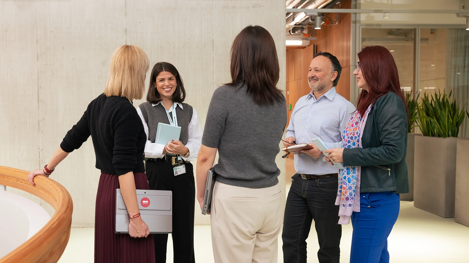 Group of people talking (photo)