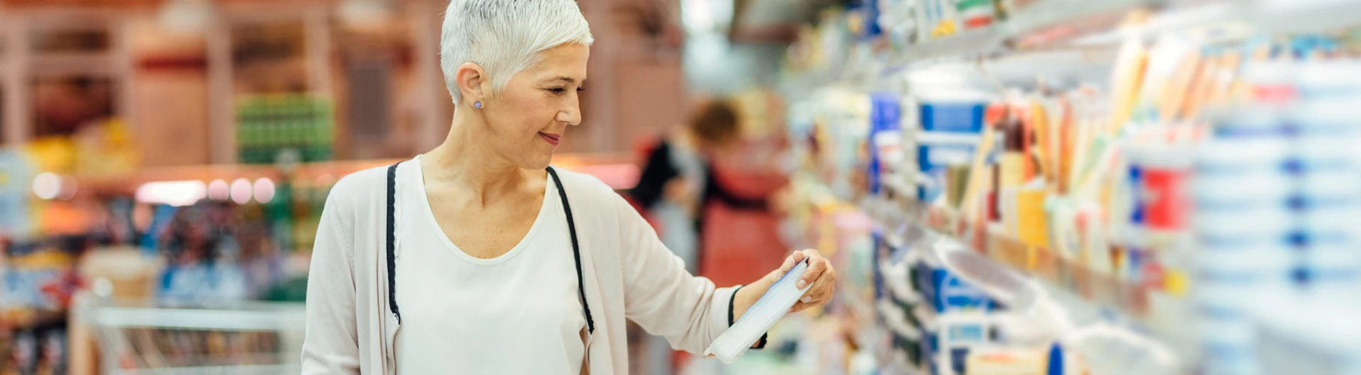 Woman in the supermarket (photo)