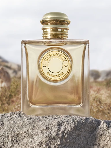 Gold perfume bottle in natural environment (photo)